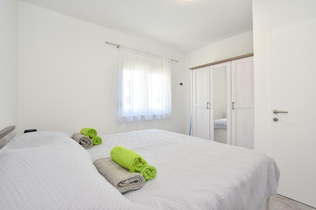 Apartmani Iva&Ante Dugi Rat Buitenkant foto